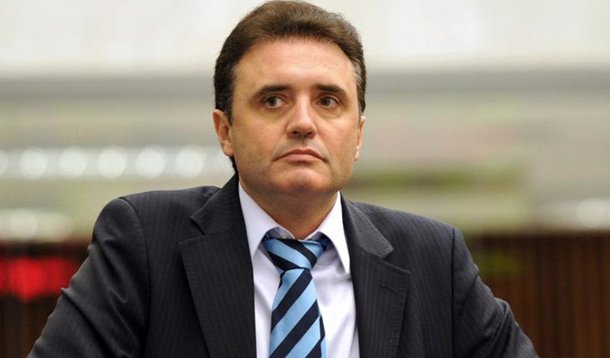 Osmar Bertoldi (DEM-PR), que está preso desde fevereiro por descumprir uma ordem judicial para não se aproximar da ex-noiva, que o acusa de agressão, sequestro, cárcere privado e estupro, tenta assumir o cargo de deputado federal como suplente em uma das 25 vagas abertas coma saída de de parlamentares que disputaram as eleições municipais; ele tenta na Justiça revogar a prisão para assumir a vaga que será aberta com a saída de Marcelo Belinati (PP-RJ), eleito para a Prefeitura de Londrina (PR)