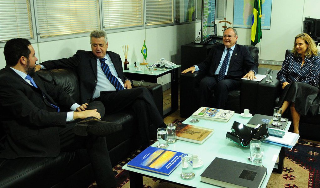 O governador Rodrigo Rollemberg apresentou a integrantes do primeiro escalão do governo federal um estudo técnico que inclui análise dos repasses feitos pelo governo federal ao Fundo Constitucional desde 2002; “Levantamentos mostram que, desde que o fundo foi criado, o governo federal repassou valores menores do que o deveria, que atualmente estariam na ordem de R$ 1 bilhão”, explicou Fleury; segundo o secretário de Fazenda, João Antônio Fleury, o governo local teria um crédito com o federal de cerca de R$ 700 milhões, referente à previdência de servidores que foram transferidos de um poder para o outro — da instância local para a federal