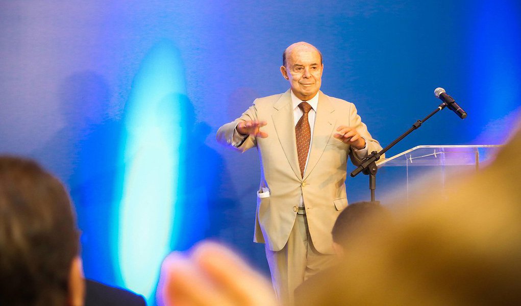 Com um déficit estimado de R$ 20 bilhões em suas contas para 2016, o governo do Rio, comandado atualmente por Francisco Dornelles, fará a securitização de sua Dívida Ativa no segundo semestre; a operação consiste em pegar todos os débitos de pessoas físicas (contribuintes individuais) e jurídicas (empresas) com o Estado do Rio e vender parte desse bolo a investidores interessados em comprar esses créditos por um valor mais baixo e assumir a cobrança futura dos devedores, para faturar mais; o Rio tem a receber R$ 66 bilhões, entre dívidas e créditos vencidos; o governo tem como objetivo receber, no melhor dos cenários, R$ 5 bilhões nos próximos dois anos com a transação de “venda” da Dívida Ativa