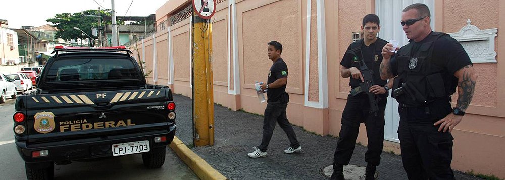 O presidente do Tribunal Superior Eleitoral (TSE), ministro Gilmar Mendes, esteve no Cartório Eleitoral de Duque de Caxias, na Baixada Fluminense; o motivo da visita é a violência contra pré-candidatos às eleições municipais de 2016 na região; nos últimos nove meses, 11 pessoas foram assassinadas, duas delas em Duque de Caxias; Mendes encaminhou ofício ao ministro da Justiça, Alexandre de Moraes, solicitando que a Polícia Federal investigue os crimes