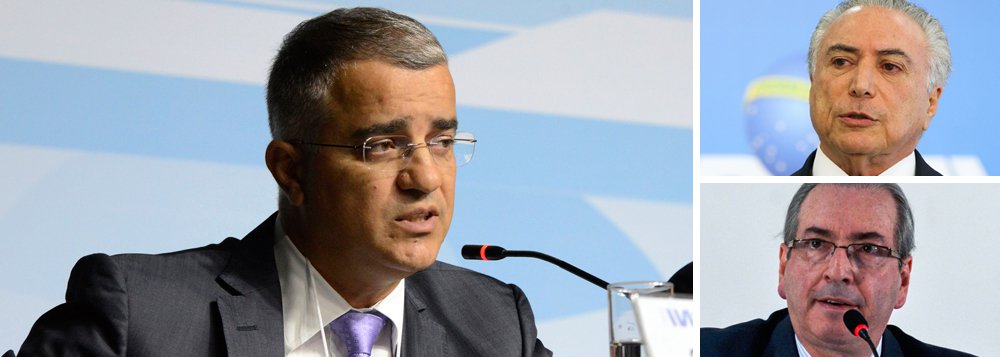 Colunista Kennedy Alencar destacou nesta segunda-feira, 18, que a eleição de Rodrigo Maia (DEM-RJ) para a presidência da Câmara aumentou o temor de Michel Temer de que Eduardo Cunha (PMDB), que está prestes a perder o mandato, se torne um "homem-bomba" e imploda o governo interino; "A cassação de Cunha é importante para que Temer consiga aprovar o impedimento de Dilma. Se o peemedebista for preservado e Dilma sofrer impeachment, estará caracterizado em definitivo um golpe parlamentar contra a petista", afirma Kennedy