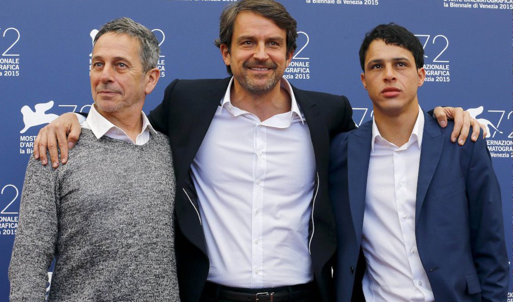 Foi uma grande surpresa e um fato inédito o filme venezuelano-mexicano “De Longe Te Observo”, do diretor estreante Lorenzo Vigas, ter vencido o Leão de Ouro do Festival de Veneza 2015; a premiação também dividiu opiniões; a história do filme se desenrola a partir de muitas noções fluidas, subentendidas, que deixam ao espectador a tarefa de preencher lacunas; ainda tendo em vista este pressuposto, o filme deixa à mostra algumas fragilidades, com um desfecho na verdade bastante previsível e uma série de pontas soltas