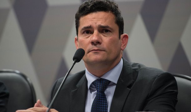 A comissão da Câmara dos Deputados que analisa o projeto de lei com as medidas de combate à corrupção começará seus trabalhos com um depoimento do juiz federal Sergio Moro, responsável pela Operação Lava Jato na primeira instância; a audiência pública com Moro está marcada para a manhã de 4 de agosto; “Nós nos reunimos com o juiz Sérgio Moro e acertamos a vinda dele para abrir a fase de oitivas da comissão especial que vai analisar as 10 medidas de combate à corrupção”, disse o relator do projeto, deputado Onyx Lorenzoni (DEM-RS)
