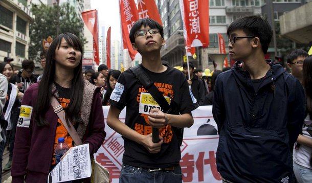 Três líderes estudantis de Hong Kong que ajudaram a orquestrar grandes protestos de rua pró-democracia no polo financeiro em 2014 foram poupados nesta segunda-feira de cumprir penas na prisão, mas serão obrigados a realizar serviços comunitários; ativistas invadiram uma área cercada diante da sede do governo chamada "Praça Cívica" para realizar a ocupação em setembro de 2014; ato criou um impasse com a polícia que durou toda a noite e foi visto como um catalisador fundamental do "Movimento Guarda-Chuva", que bloqueou ruas importantes da cidade governada pela China durante 79 dias exigindo democracia plena
