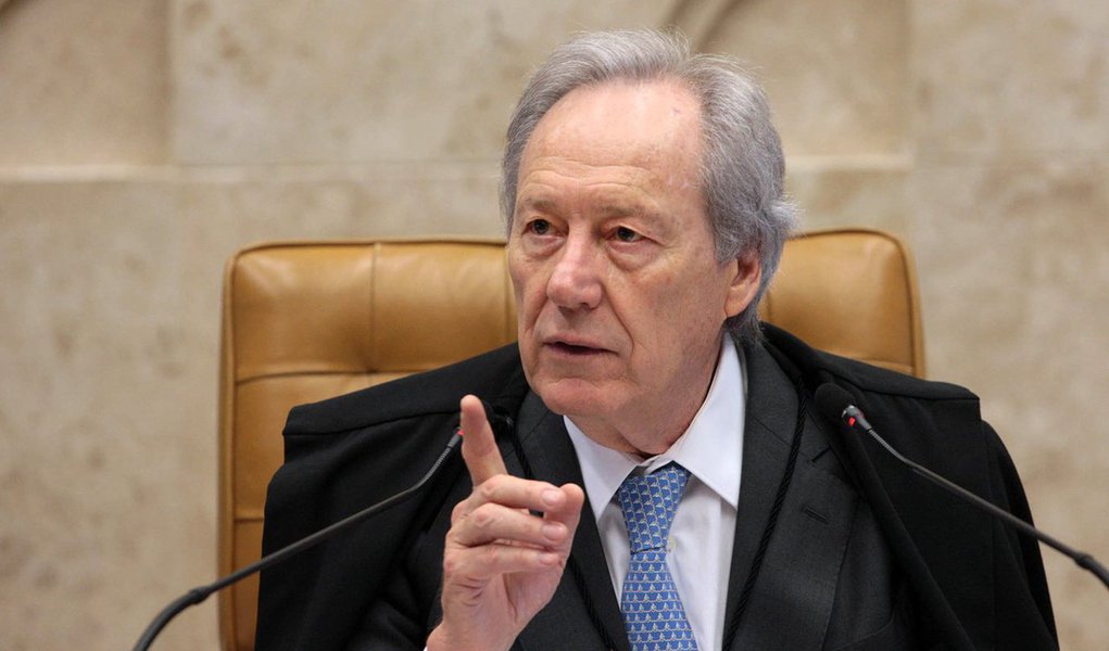 Encerrada a votação do relatório de Antonio Anastasia (PSDB-MG), ainda nesta quinta-feira os líderes partidários se reúnem, no Salão Nobre do Senado, com o presidente do Supremo para definir as regras da sessão plenária em que, terça-feira (9), a Casa delibera sobre o parecer da comissão; Ricardo Lewandowski deve acertar com os líderes o horário da sessão, quem falará no encaminhamento da votação, quantos minutos cada um falará, e também se a sessão entrará pela madrugada ou se será suspensa, à noite, para ser retomada na manhã seguinte