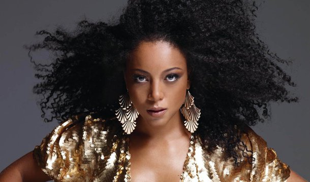 Cantora e atriz Negra Li teve sua página na internet invadida por hackers nessa segunda-feira, 4. Criminosos substituíram o conteúdo do site pela foto de um macaco e por várias mensagens racistas; pelo Facebook, a rapper lamentou o incidente; "Tenho muito orgulho da minha trajetória e de tudo que sou e represento, por isso não me abalo e não deixo que situações como essa tirem a minha paz. (...) Peço a Deus que um dia essas pessoas possam enxergar o mal que fazem a si próprios e ao mundo e sejam capazes de mudar suas atitudes."