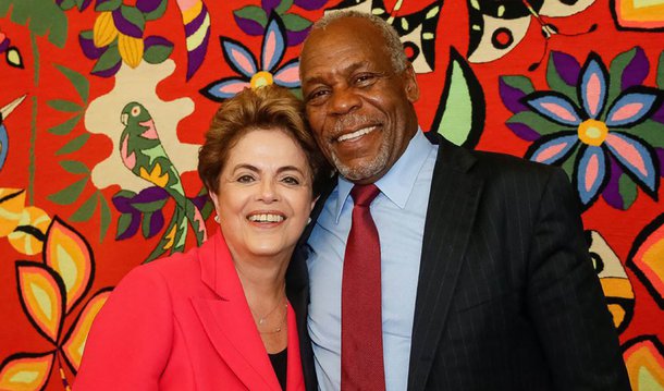 O  ator norte-americano Danny Glover visitou a presidente eleita Dilma Rousseff, nesta segunda (20), no Palácio da Alvorada; ele declarou apoio a ela e à democracia brasileira; "Foi um encontro importante. Lamentamos o que está acontecendo com a democracia", disse