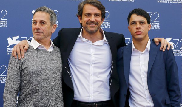 Foi uma grande surpresa e um fato inédito o filme venezuelano-mexicano “De Longe Te Observo”, do diretor estreante Lorenzo Vigas, ter vencido o Leão de Ouro do Festival de Veneza 2015; a premiação também dividiu opiniões; a história do filme se desenrola a partir de muitas noções fluidas, subentendidas, que deixam ao espectador a tarefa de preencher lacunas; ainda tendo em vista este pressuposto, o filme deixa à mostra algumas fragilidades, com um desfecho na verdade bastante previsível e uma série de pontas soltas