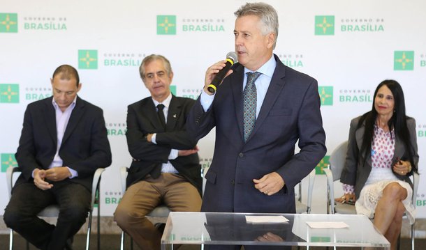 O governador do Distrito Federal, Rodrigo Rollemberg, assinou decreto que estabelece a renovação de toda a frota de micro-ônibus de cooperativas que integram o sistema de transporte coletivo do Distrito Federal; a regra vale para veículos com qualquer tempo de uso, e não somente aqueles com sete anos ou mais de serviço; para isso, as permissionárias terão seis meses, para substituir e renovar o cadastro dos automóveis; o prazo inclui o tempo para vistoria dos novos micro-ônibus em instituição técnica credenciada pelo Denatran e pelo Inmetro; serão 30 dias para a conclusão dessa etapa; somente após a vistoria os veículos serão cadastrados na Secretaria de Mobilidade do Distrito Federal