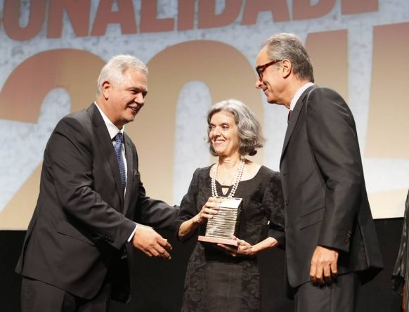 A grosseria de Carmen Lúcia contra Dilma ao dizer que não quer ser chamada de “presidenta” e, sim, de “presidente”, não foi um caso isolado. Carmen Lúcia gosta de atender aos caprichos da mídia