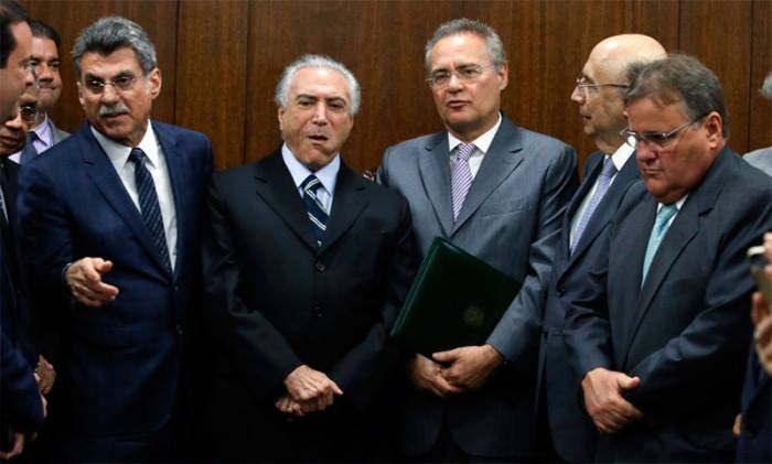 Quando o Janot denunciava os petistas e seus aliados, "extra-oquei". Quando denuncia os aliados do Temer e de tucanos, não vale? Então, “patriotas”, que se travestiram de verde e amarelo, não seria esta a hora de gritar “Fora, Temer!”?