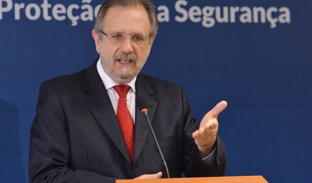 Ministro do Trabalho do governo Dilma, Miguel Rossetto criticou a proposta do governo interino de limitar os gastos públicos; "O governo Temer decreta que a partir de 2017, por 20 anos, todo aumento da riqueza do país será destinado aos bancos, só aos bancos. Indecente!", ironizou