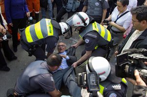 Pessoalmente não estranho a atitude tomada por Eduardo Suplicy. Pelo contrário, ele é coerente com o que sempre pregou e acreditou. O que causa tristeza é que outros vereadores, deputados e candidatos não estivessem lá para defender o povo. Isso é anormal e desprezível