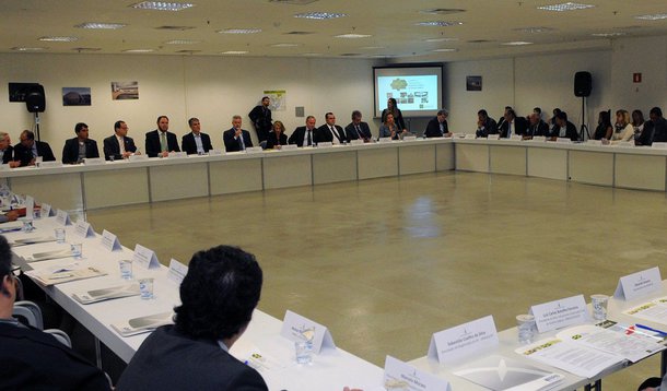 A informação é do governador Rodrigo Rollemberg; após reunião do Conselho de Desenvolvimento Econômico e Social do Distrito Federal para apresentar o plano de trabalho 2016/2017, o chefe do executivo disse que sua gestão promoveu "a simplificação de atividades econômicas de baixo impacto, duplicamos os analistas da CAP[Central de Aprovação de Projetos, da Secretaria de Gestão do Território e Habitação]. Daqui a alguns dias, vamos lançar a cesta básica da construção, com ICMS zero para materiais como areia, brita, tijolo e telha”; o plano de trabalho exposto na reunião estabelece um grupo de trabalho, dividido em seis temáticas - água, resíduos sólidos, educação como ferramenta para o desenvolvimento, Consórcio Brasil Central, dinamização da economia e uso do solo