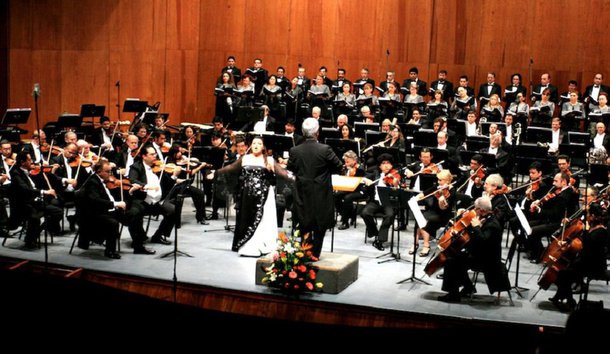 Orquestra Sinfônica de Xalapa (OSX), a mais antiga e uma das mais prestigiadas do México, fundada em 1929, visita o Brasil pela primeira vez, para apresentações gratuitas em cidades das regiões Nordeste e Sudeste; OSX vem ao Brasil com todos os seus integrantes; são 94 músicos, dez assistentes de produção e mais de 1,5 tonelada de instrumentos musicais, regida pelo maestro brasileiro Lanfranco Marcelletti, que comanda o conjunto desde 2012; grupo chega no dia 5 de outubro ao Recife, onde inicia as apresentações no dia 7, no Teatro Guararapes