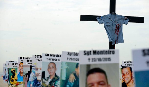 Já são 56 os policiais militares mortos desde o início do ano no Rio de Janeiro com a morte do soldado Victor Eric Braga Faria, 26 anos, quando passava pelo bairro do Engenho Novo, na zona norte, em direção à UPP do Morro do Encontro, no Complexo do Lins, onde era lotado; em nota, a UPP informou que uma equipe policial da UPP de Lins, ao passar pela Rua Barão de Bom Retiro, no Engenho Novo, foi atacada por bandidos armados; os dois agentes que estavam em uma viatura ficaram feridos; o soldado Victor Eric Braga Faria foi socorrido por PMs da UPP São João e levado para o Hospital Naval Marcílio Dias, no Lins; ele não resistiu e morreu com um tiro na cabeça