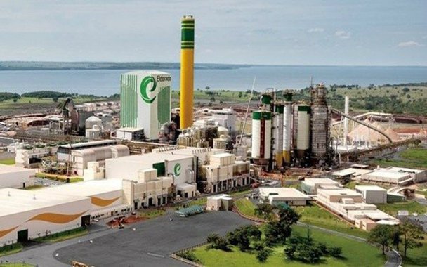 Eldorado Brasil Celulose, uma das maiores produtoras brasileiras de celulose, informou nesta segunda-feira que sua controladora J&amp;F Investimentos S.A. iniciou negociação com as fundações Petros e Funcef para adquirir participação na companhia de 17,06%;  Petros é o fundo de pensão dos funcionários da Petrobras e o Funcef é o fundo de pensão dos funcionários da Caixa Econômica; a J&amp;F, além da Eldorado, também controla a empresa de alimentos JBS
