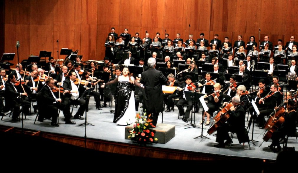 Orquestra Sinfônica de Xalapa (OSX), a mais antiga e uma das mais prestigiadas do México, fundada em 1929, visita o Brasil pela primeira vez, para apresentações gratuitas em cidades das regiões Nordeste e Sudeste; OSX vem ao Brasil com todos os seus integrantes; são 94 músicos, dez assistentes de produção e mais de 1,5 tonelada de instrumentos musicais, regida pelo maestro brasileiro Lanfranco Marcelletti, que comanda o conjunto desde 2012; grupo chega no dia 5 de outubro ao Recife, onde inicia as apresentações no dia 7, no Teatro Guararapes