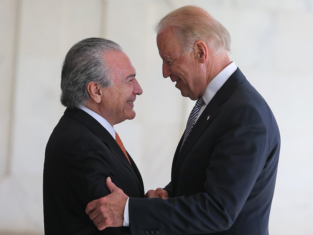 Por que o vice-presidente dos Estados Unidos, que exige celeridade da Venezuela na implementação de um referendo que pode tirar Nicolás Maduro do poder, não defende que os brasileiros possam escolher um novo governo?