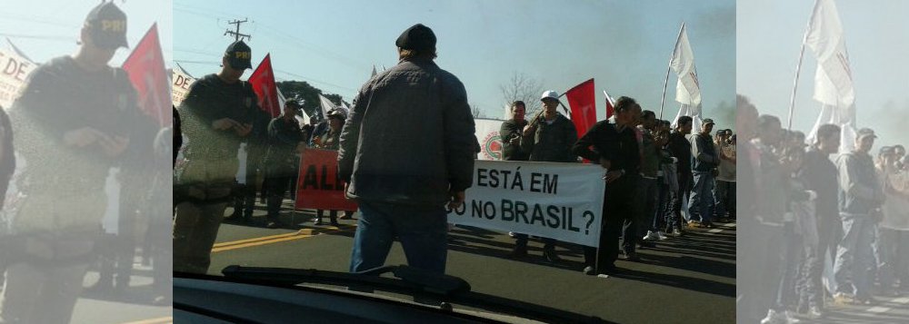 Cerca de 200 trabalhadores rurais protestaram no quilômetro 238 da BR-277, no município de Irati, na região central do Paraná; eles queimaram pneus e fecharam a rodovia por menos de uma hora; organizada pela Federação dos Trabalhadores da Agricultura Familiar (Fetraf) do Paraná, a manifestação é contra as medidas do governo Michel Temer; entre elas, possíveis mudanças no regime de Previdência Social