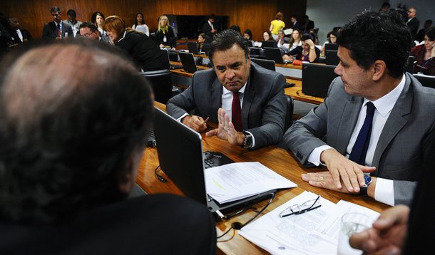 A Comissão de Constituição e Justiça do Senado aprovou nesta terça (13) uma série de medidas que visam reduzir o número de partidos atuantes no Congresso; essas propostas fazem parte da PEC 36/2016 de autoria dos senadores tucanos Aécio Neves e Ricardo Ferraço; de acordo com a proposta, só terão direito ao “funcionamento parlamentar” os partidos que a partir de 2018 obtiverem um mínimo de 2% dos votos válidos e que a partir das eleições de 2022 obtiverem um mínimo de 3% dos votos; seria uma mudança muito brusca que levaria ao ostracismo diversos partidos ideológicos como PSOL, Rede, PCdoB, PV e PPS