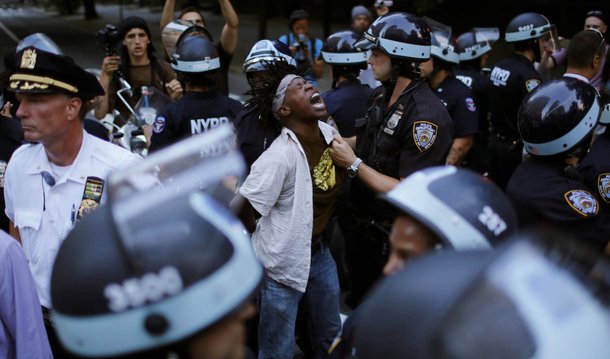 Milhares de pessoas foram às ruas de diversas cidades dos Estados Unidos para denunciar o assassinato a tiros de dois homens negros por policiais durante a semana;  protestos ocorreram um dia depois de um homem armado matar cinco policiais que monitoravam manifestações semelhantes em Dallas, no Texas;  manifestantes encheram as ruas de Nova York, Atlanta e Filadélfia e os eventos em San Francisco e Phoenix também atraíram grandes multidões