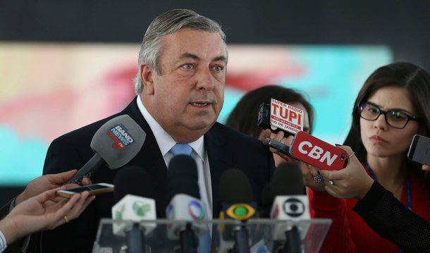 Em encontro com o presidente interino Michel Temer nesta quinta-feira, 28, dirigentes da Confederação Nacional da Agricultura e Pecuária do Brasil (CNA) criticaram algumas medidas adotadas pelo atual governo por "burocratizar a produção agrícola do país"; vice-presidente CNA, José Mário Schreiner, criticou também o fato de a queda do preço pago ao produtor pela saca de feijão não ter sido repassada ao consumidor final; "O feijão já teve arrefecimento de preço para o produtor. Só não senti isso na prateleira", disse; CNA entregou a Temer uma lista com dez sugestões de medidas para "garantir o crescimento e o fortalecimento da agropecuária brasileira"