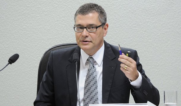 Governo prevê arrecadar com leilões de áreas de exploração e produção de petróleo, incluindo a 2ª rodada do pré-sal, de R$ 4 bilhões a R$ 5 bilhões, afirmou o ministro interino de Minas e Energia, Paulo Pedrosa; leilão está previsto para acontecer na segunda metade do ano que vem
