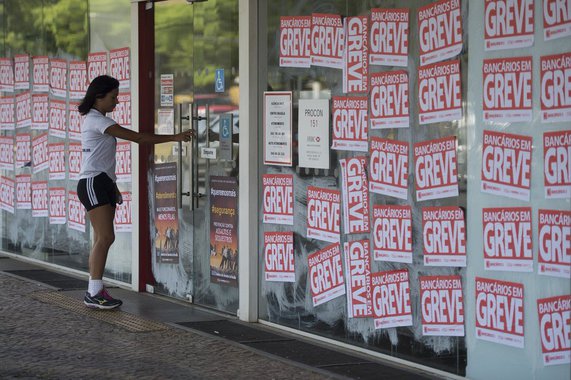 Em seu quarto dia, a greve dos bancários atingiu mais de 40% das agências de todo o país, segundo a Confederação Nacional dos Trabalhadores nas Empresas de Crédito; a mobilização, que já teve a adesão de mais de 20 capitais, retoma nesta sexta-feira as negociações entre a categoria e a Federação Nacional dos Bancos (Fenaban); algumas das principais reivindicações da categoria são reajuste salarial de 14,78%, sendo 5% de aumento real, com inflação de 9,31%; participação nos lucros e resultados de três salários mais R$ 8.297,61; piso salarial de R$ 3.940,24