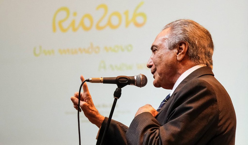 O primeiro pacote de concessões e privatizações do governo Michel Temer deverá ser anunciado em meados de setembro, após a votação do impeachment da presidente Dilma Rousseff; o Palácio do Planalto decidiu aguardar também a aprovação pelo Congresso da medida provisória que criou o Programa de Parcerias de Investimentos (PPI), responsável pela gestão da iniciativa, para lançar as medidas; o plano do governo é transferir à iniciativa privada num primeiro momento quatro aeroportos, duas ferrovias e um terminal portuário; existe ainda a expectativa de que o governo anuncie uma lista de empresas que poderão ser privatizadas