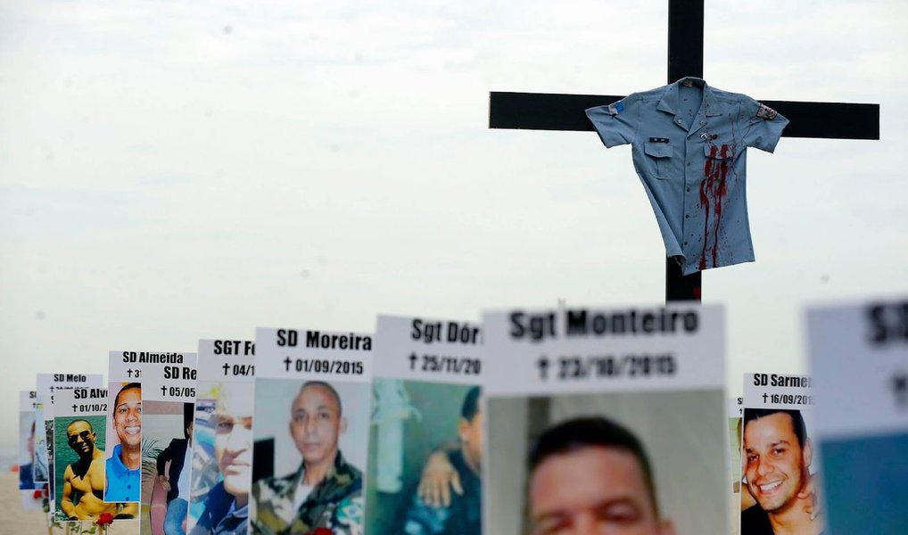 Já são 56 os policiais militares mortos desde o início do ano no Rio de Janeiro com a morte do soldado Victor Eric Braga Faria, 26 anos, quando passava pelo bairro do Engenho Novo, na zona norte, em direção à UPP do Morro do Encontro, no Complexo do Lins, onde era lotado; em nota, a UPP informou que uma equipe policial da UPP de Lins, ao passar pela Rua Barão de Bom Retiro, no Engenho Novo, foi atacada por bandidos armados; os dois agentes que estavam em uma viatura ficaram feridos; o soldado Victor Eric Braga Faria foi socorrido por PMs da UPP São João e levado para o Hospital Naval Marcílio Dias, no Lins; ele não resistiu e morreu com um tiro na cabeça