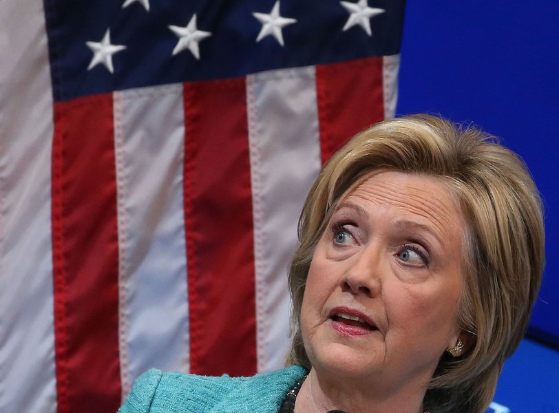 O primeiro lote das correspondências eletrônicas roubadas por hackers da caixa postal de Podesta foi divulgada em 8 de outubro; desde então, a Wikileaks vem publicando diariamente centenas desses e-mails; parte dessa correspondência indica para uma suposta relação de Clinton com a grande mídia dos EUA; mensagens sugerem que membros do gabinete democrata impunham a pauta e o conteúdo de notícias relativas à campanha de Clinton, chegando a redigir os artigos publicados sobre ela por diversos veículos de mídia, favorecendo assim a sua candidatura