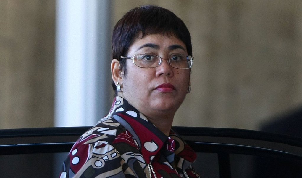 A compra de uma casa avaliada em pelo menos R$ 4 milhões pela ex-ministra da Casa Civil Erenice Guerra servirá como pista para investigadores da Operação Zelotes traçarem o “caminho do dinheiro”; eles suspetam que o montante foi usado para cobrir serviços de “corretagem” e tráfico de influência por decisões no Conselho Administrativo de Recursos Fiscais (Carf); um laudo da PF também relatou que, em 2010, Erenice e seu irmão Antônio Carvalho “negociaram com José Ricardo Silva (ex-conselheiro do Carf) a nomeação de pessoas para ocuparem posições” no colegiado