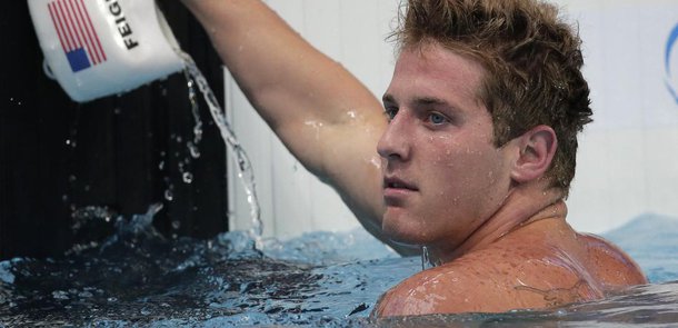 Inicialmente, o Ministério Público do Rio de Janeiro havia pedido multa de R$ 150 mil ao atleta norte-americano James Feigen, o que foi recusado pela defesa do nadador; o Juizado do Torcedor e dos Grandes Eventos estipulou o valor em R$ 35 mil, contrariando o MP, que agora pediu que o caso seja enviado ao procurador-geral de Justiça para reexame da proposta apresentada pela promotoria; Feigen foi um dos quatro nadadores que inventaram ter sofrido um assalto no último domingo para esconder atos de vandalismo após uma noite de bebedeira