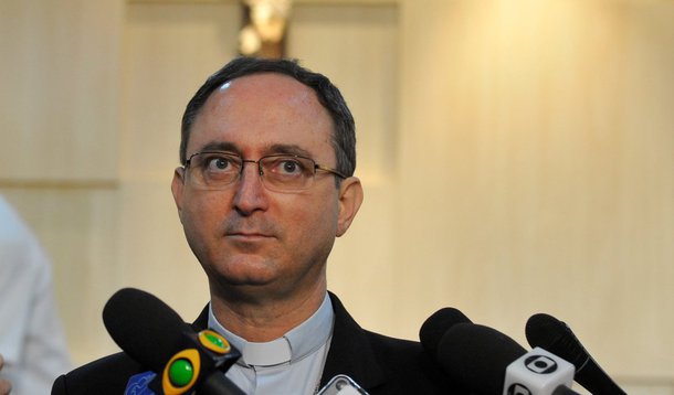 Papa Francisco anunciou que nomeará 17 novos cardeais, sendo que 13 deles terão poder de voto em um próximo consistório (reunião de cardeais para dar assistência ao papa em suas decisões); na lista, há o brasileiro dom Sérgio da Rocha, arcebispo de Brasília; "Estou feliz de anunciar que no dia 19 de novembro, sábado, na vigília de encerramento do Jubileu, haverá um consistório para a nomeação de 13 novos cardeais eleitores, de 11 nações", afirmou Francisco