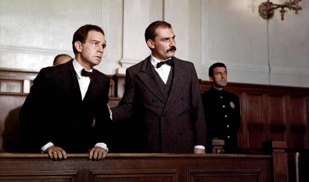 Na história da humanidade não se morre e se mata somente por meio de guerras, bombas, balas e espadas. No mundo dos homens, permeado por interesses de poder, morre-se, também, pelos ideais. No filme, diante da exploração extrema, o peixeiro Bartolomeu Vanzetti encontra nas ideias anarquistas as explicações necessárias e alternativas para um sistema mais justo, com oportunidades para todos. É numa reunião do movimento anarquista que Vanzetti conhece o sapateiro Nicola Sacco