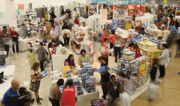Vendas no varejo brasileiro caíram 3,1 por cento em junho sobre o mesmo mês de 2015, já descontada a inflação, e atingiram no primeiro semestre o menor patamar da série histórica, segundo índice da empresa de meios de pagamento Cielo; no primeiro semestre, o índice atingiu o nível mais baixo desde o início da série histórica em 2013, com retração de 5