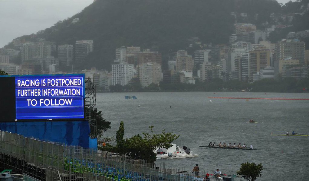 A chegada de uma frente fria que avança sobre a cidade do Rio mantém as condições do tempo instável; a previsão é de céu nublado a encoberto, com chuva fraca a ocasionalmente moderada ao longo do dia; em função dos ventos, as provas de remo da Olimpíada, na Lagoa Rodrigo de Freitas, estão momentaneamente suspensas; os ventos se intensificarão no decorrer do período e podem ocorrer rajadas de vento forte a muito forte; as temperaturas, segundo boletim meteorológico divulgado pela prefeitura, estarão em declínio, com a mínima e a máxima variando entre os 16ºC e os 23ºC