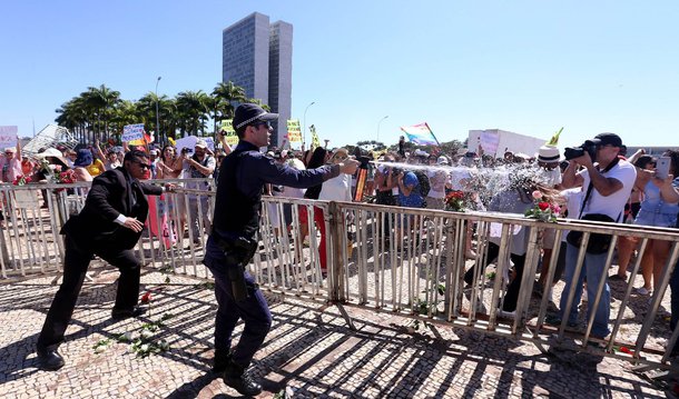 Manifestantes contra o estupro picharam o STF e fizeram um varal de calcinha no prédio da Corte; o momento mais tenso foi quando os participantes do protesto derrubaram as grades que cercam o STF e depositaram flores na estátua da Justiça; um policial usou gás de pimenta para contê-los, mas não teve sucesso; a PM mandou reforços para proteger o tribunal; também havia cartazes dizendo "É golpe", "Volta, querida", "Contra o estupro da democracia", "Fora Temer machista" e "Fora Gilmar"