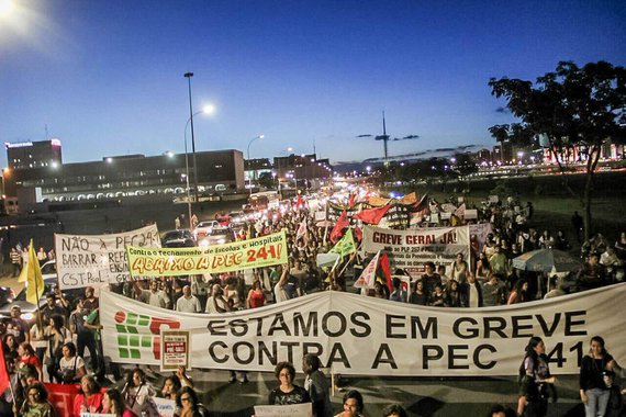 A PEC é uma iniciativa forjada com perversidade e insensibilidade jamais vistas na história brasileira. A redução do investimento primário do governo federal de cerca de 20% do PIB, para somente 12%, em 2036, significa retirar dinheiro para projetos que beneficiem a população e destinar ao pagamento dos agiotas, que, hoje, já consomem 45% do orçamento federal