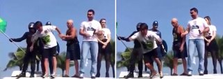 Durante comício na Barra da Tijuca, no Rio, o deputado Jair Bolsonaro (PSC-RJ), réu no STF por apologia ao estupro e alvo de ação no Conselho de Ética por apologia à tortura, tentou dar uma de rockstar e arriscou um "mosh", se jogando contra a plateia que o acompanhava; só que o público não segurou e o parlamentar foi ao chão; vídeo viralizou nas redes sociais; assista