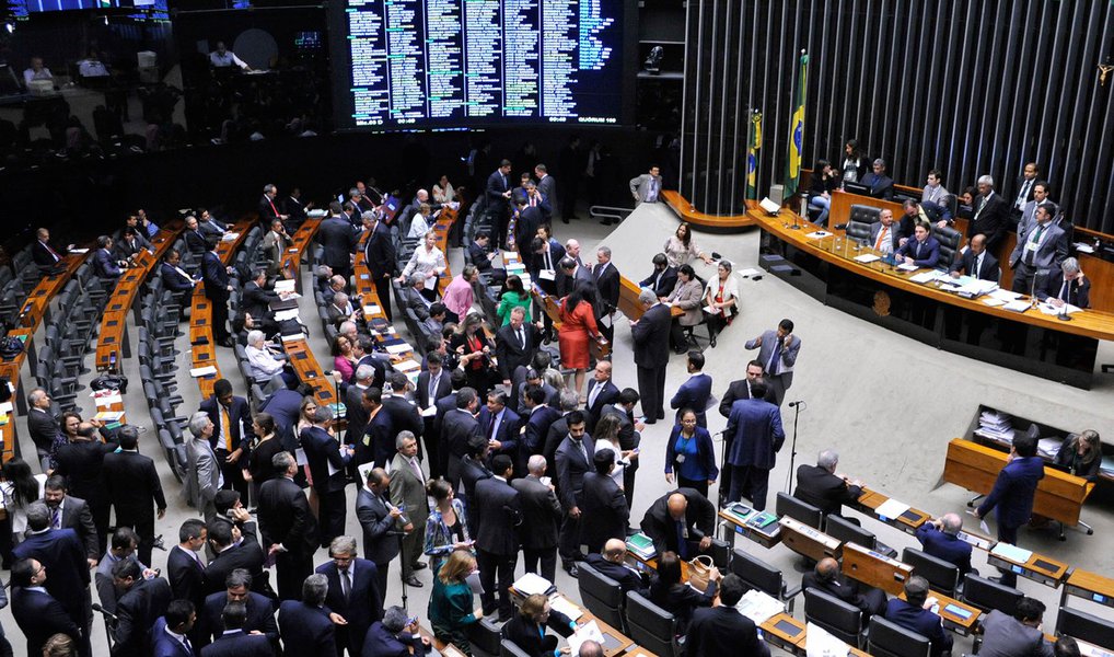  A bancada do PT na Câmara afirmou em nota nesta quarta-feira (8) que votou contra a aprovação da prorrogação da Desvinculação das Receitas da União (DRU) defendida pelo governo interino Michel Temer, pois ele "já anunciou que vai, usando a maioria do ‘’centrão”, mudar a Constituição para acabar com a obrigatoriedade do gastos mínimos nas áreas de saúde e educação"; "A aprovação dessa medida, pelo governo Temer, contraria frontalmente os avanços na proteção dos direitos sociais do povo brasileiro obtidos nos últimos anos", afirma a nota assinada pelo líder Afonso Florence