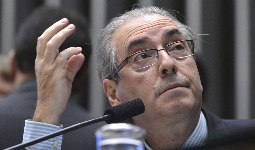 Ex-presidente da Câmara dos Deputados perdeu o benefícios de voar pela FAB ao renunciar e tem evitado os voos de carreira para não ser hostilizado pela população nos aeroportos; nos seus deslocamentos entre o Rio de Janeiro e Brasília, o parlamentar, em vias de ter seu mandato cassado pela Casa, tem se valido de jatos alugados da empresa Banana Air, ao usto de R$ 32 mil cada trecho