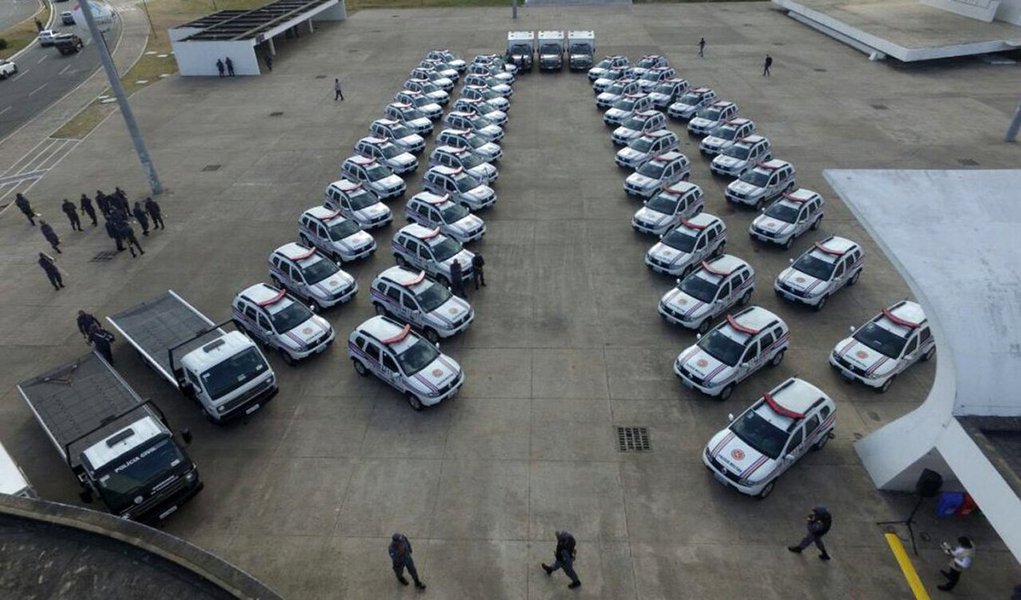 Em 20 meses, o governo do Maranhão entregou 345 novas viaturas, reforçando o policiamento em todas as regiões maranhenses; dessa vez, a PM recebeu 50 novas viaturas e a Polícia Civil foi equipada com novos seis veículos – sendo quatro destinados para o trabalho de perícia e dois para guincho; “Em meio às dificuldades pelas quais passa o país, não temos condições de superar todas as carências instantaneamente. Trata-se de uma decisão política priorizar como escolha legítima o Sistema de Segurança porque ele é uma premissa para a realização de outros direitos, tais como lazer, acesso à cultura, à convivência comunitária, acesso mesmo à educação. Trata-se de um enorme esforço fiscal que nós estamos fazendo”, disse Dino