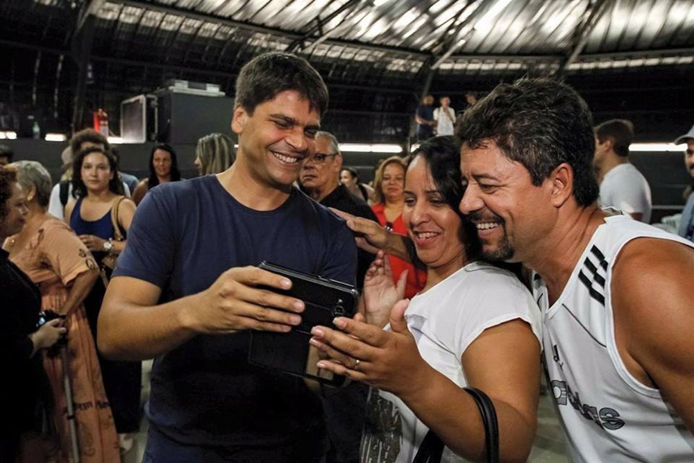 O candidato à prefeitura do Rio, Pedro Paulo (PMDB), visitou a Zona Portuária do Rio e recebeu de empreendedores pequenos empresários uma lista de propostas para que a região continue sendo um polo de atração de turistas e de cariocas; após o encontro, o peemedebista disse que, se for eleito, investirá na construção de 10 mil moradias populares, nos próximos dez anos, na Zona Portuária