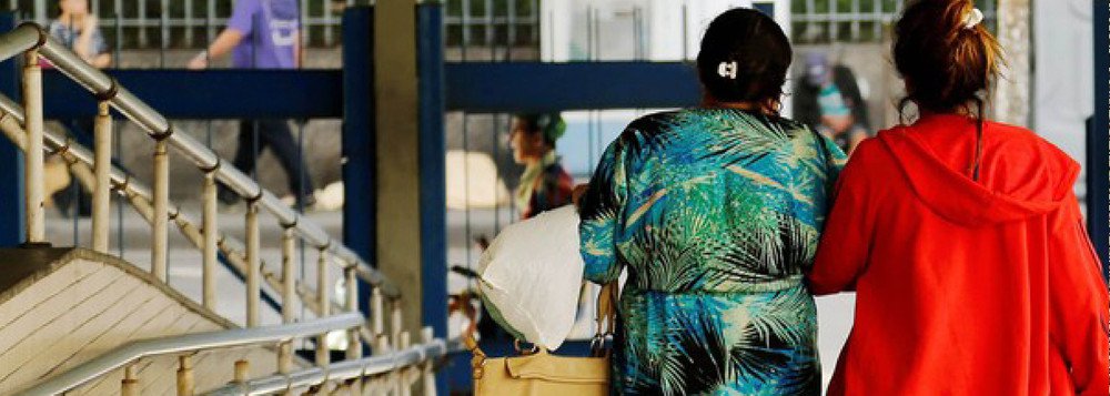 A adolescente de 16 anos vítima de um estupro coletivo na zona oeste do Rio teria sido vítima de abuso cometido por dois grupos diferentes; testemunhas contaram à polícia que a jovem foi estuprada em momentos diferentes, por até 12 homens; segundo as investigações, a jovem foi abusada por traficantes e, na noite do mesmo dia, foi atacada mais uma vez; o caso ganhou repercussão nacional e gerou protesto em várias cidades brasileiras, inclusive com manifestação na porta do STF; dois suspeitos continuam presos e cinco estão foragidos.