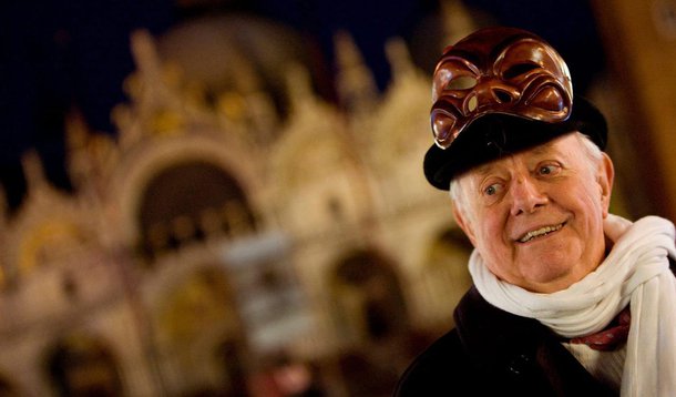 Corpo do escritor, dramaturgo e Nobel de Literatura italiano, foi recebido na Piazza Duomo sob gritos de "Dario", após percorrer cerca de 3 kms no cortejo fúnebre que o levou do Piccolo Teatro Strehler, onde havia sido velado; debaixo de chuva, parentes, amigos e admiradores acompanharam o caixão pelas ruas do coração de Milão, ao som de "Bella ciao", música símbolo da Resistência Italiana