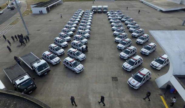 Em 20 meses, o governo do Maranhão entregou 345 novas viaturas, reforçando o policiamento em todas as regiões maranhenses; dessa vez, a PM recebeu 50 novas viaturas e a Polícia Civil foi equipada com novos seis veículos – sendo quatro destinados para o trabalho de perícia e dois para guincho; “Em meio às dificuldades pelas quais passa o país, não temos condições de superar todas as carências instantaneamente. Trata-se de uma decisão política priorizar como escolha legítima o Sistema de Segurança porque ele é uma premissa para a realização de outros direitos, tais como lazer, acesso à cultura, à convivência comunitária, acesso mesmo à educação. Trata-se de um enorme esforço fiscal que nós estamos fazendo”, disse Dino