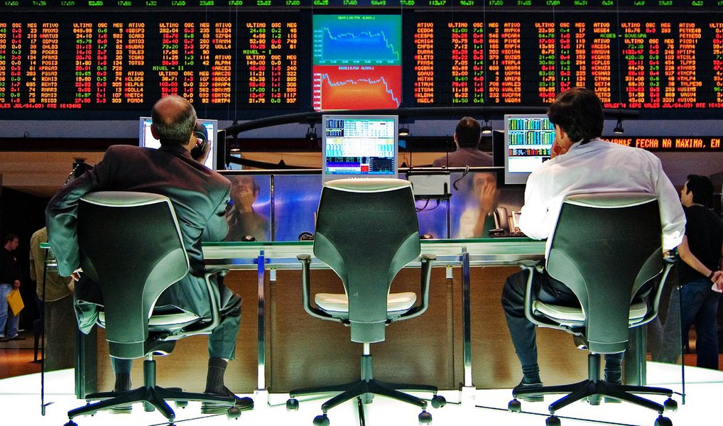 Empresas brasileiras com papéis negociados em bolsas norte-americanas podem ser alvos frequentes de ações coletivas de investidores, buscando indenização por supostas perdas provocadas por corrupção e falhas administrativas; além de Petrobras, Eletrobras, Braskem, Vale, Gerdau e Bradesco, outras companhias brasileiras com ADRs ou bônus transacionados nos Estados Unidos podem engrossar a lista das vítimas das chamadas "securities class action; aís com o maior número de empresas processadas foi a China, com 15, seguida pelo Brasil, com três, segundo pesquisa do escritório de advocacia Carlton Fields Jorden Burt, LLP