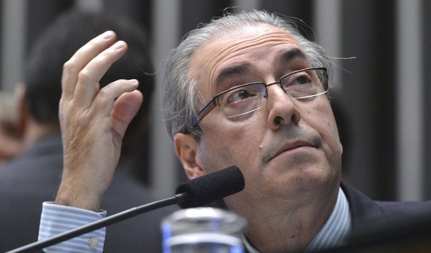 Ex-presidente da Câmara dos Deputados perdeu o benefícios de voar pela FAB ao renunciar e tem evitado os voos de carreira para não ser hostilizado pela população nos aeroportos; nos seus deslocamentos entre o Rio de Janeiro e Brasília, o parlamentar, em vias de ter seu mandato cassado pela Casa, tem se valido de jatos alugados da empresa Banana Air, ao usto de R$ 32 mil cada trecho